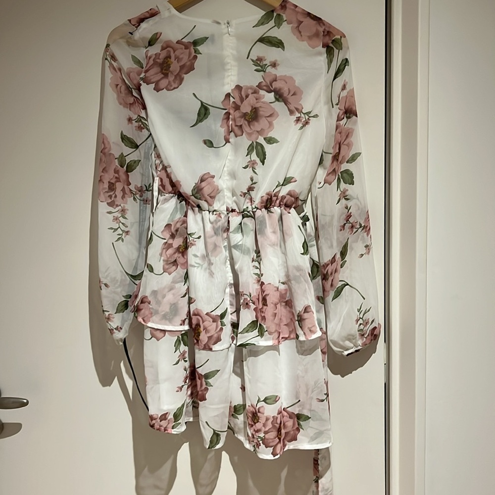 NWT Pretty Little Thing White Floral Chiffon Double Tier Plunge Skater Dress 4 - Picture 7 of 7